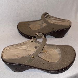 J-41 Adventure On Jasper Women’s Tan Mary Jane Clogs Wedge Heel Size 10